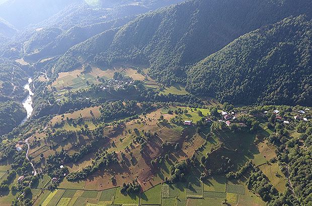 Вид с воздуха на долину реки Ингури, Грузия, Сванетия
