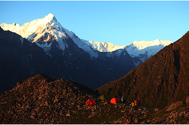 At the acclimatization camp 3500 at dawn. Behind – the Dykh Tau massif