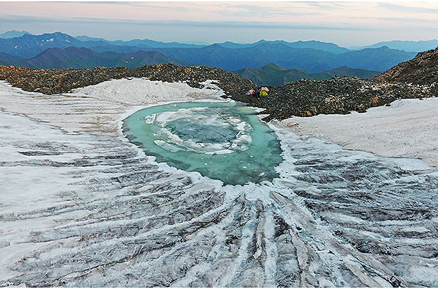 Кольцевое озеро на леднике Тетнульд в Сванетии