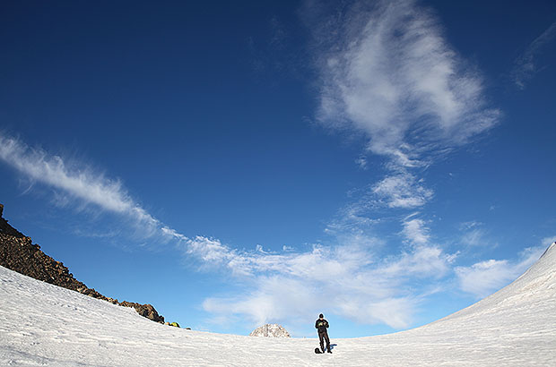 В снежной мульде 4300 - верхний лагерь при восхождении на вершину Гестола