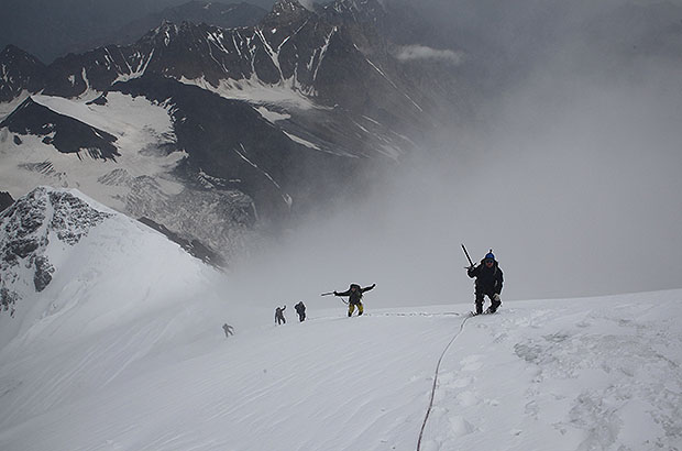 Подъём группы по снежному склону, восхождение на Безенгийскую стену