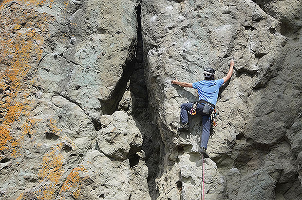 Rockclimbing in Huaraz is a great addition to any mountaineering program