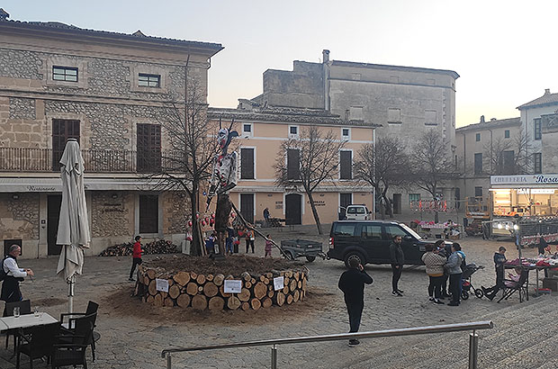 Preparations for St. Anthony's Night at Pollença