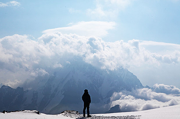 Вершина Дых Тау прячется в облаках. Вид с Безенгийской стены