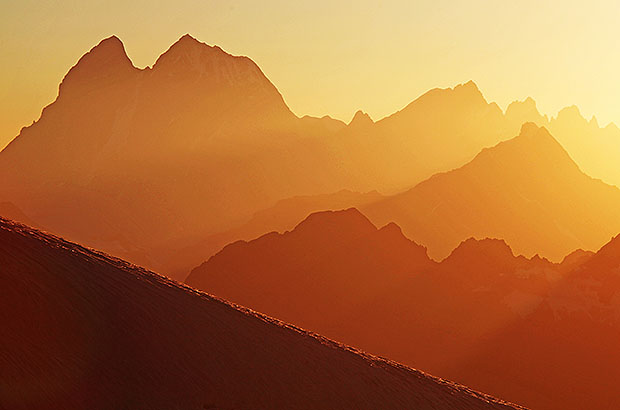 Закатный вид на вершины Главного Кавказского хребта