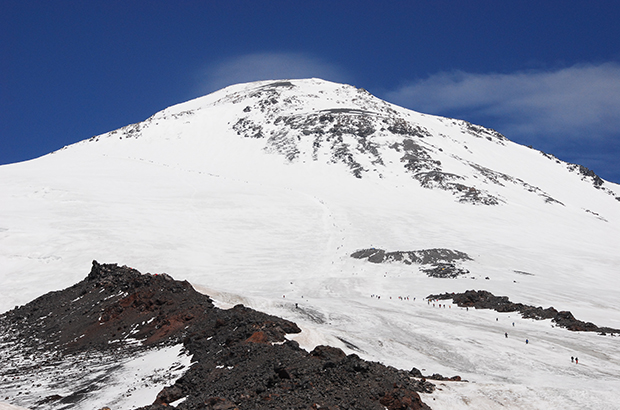 Южный склон Эльбруса - хорошо видимая линия подъёма и огромное количество людей на маршруте