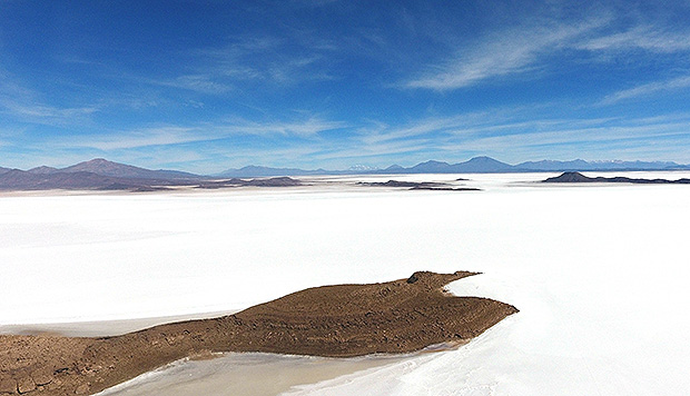 Солончак Уюни - самое большое в мире соляное озеро в горах Боливии - его поверхность по площади больше поверхности озера Титикака