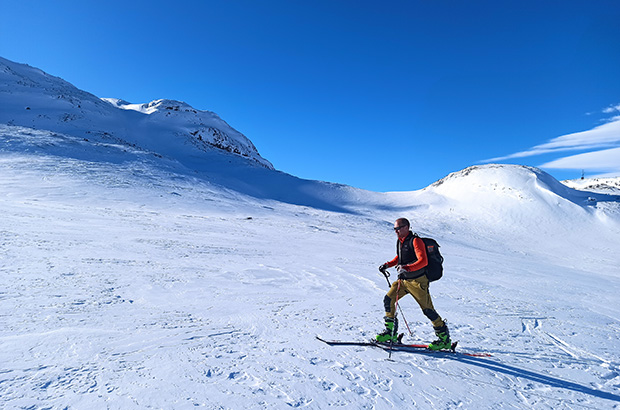 Во время скитур походов треккинговые палки существенно облегчают и ускоряют передвижение по снежным склонам