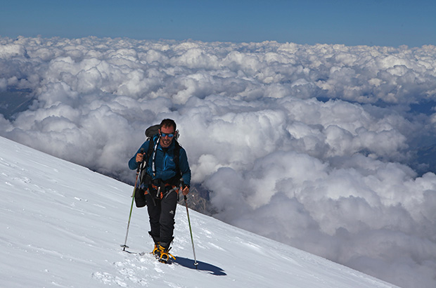Треккинговые палки - незаменимый элемент альпинистского снаряжения при восхождениях на критических высотах