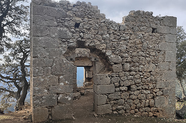 Garrison building inside the fortress of Alaro, 11th century