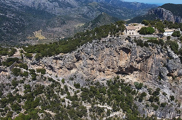 Крепость Аларо на вершине скалы
