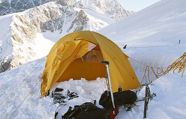 Ясное утро после снегопада - за кадром - как мы держали палатку всю ночь чтобы ее не унесло ветром