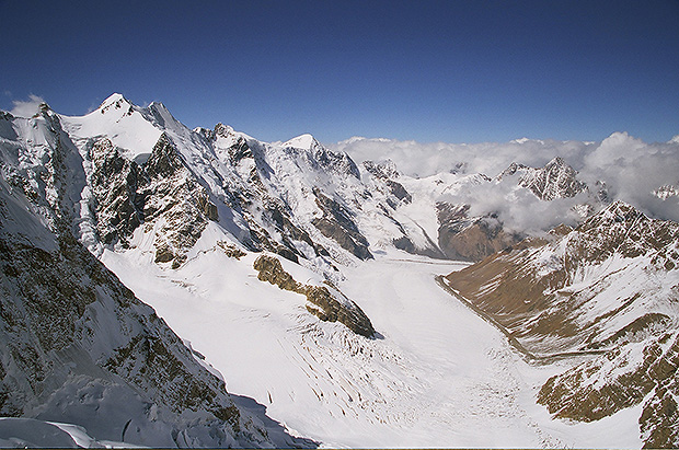 Безенгийская стена, вид с гребня Шхары. А из самолёта видно ещё лучше