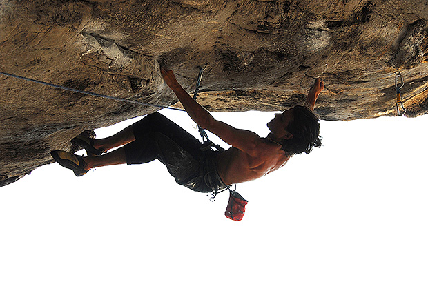 Лазить по потолку что может быть прекраснее?