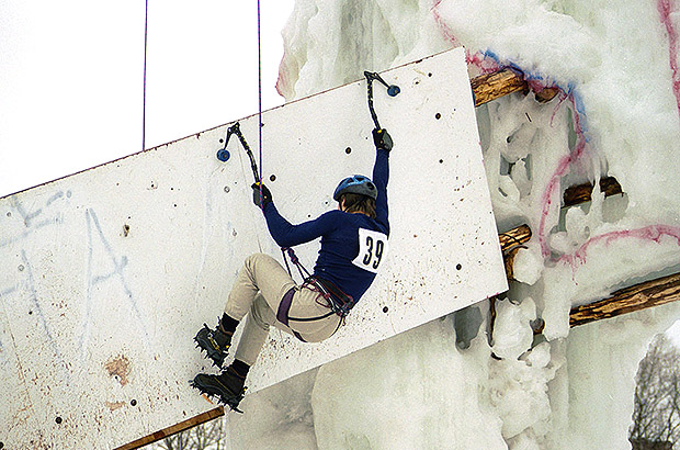 Competition in sport iceclimbing with elements of climbing on the holds